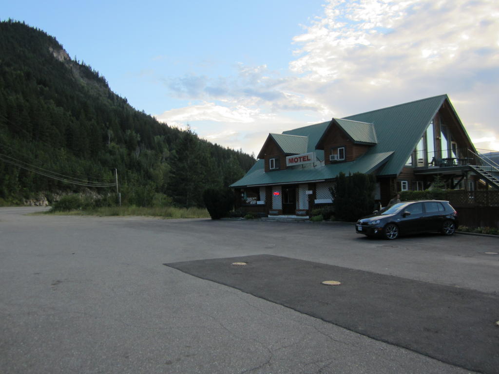 Jade Mountain Motel Chase Exterior photo